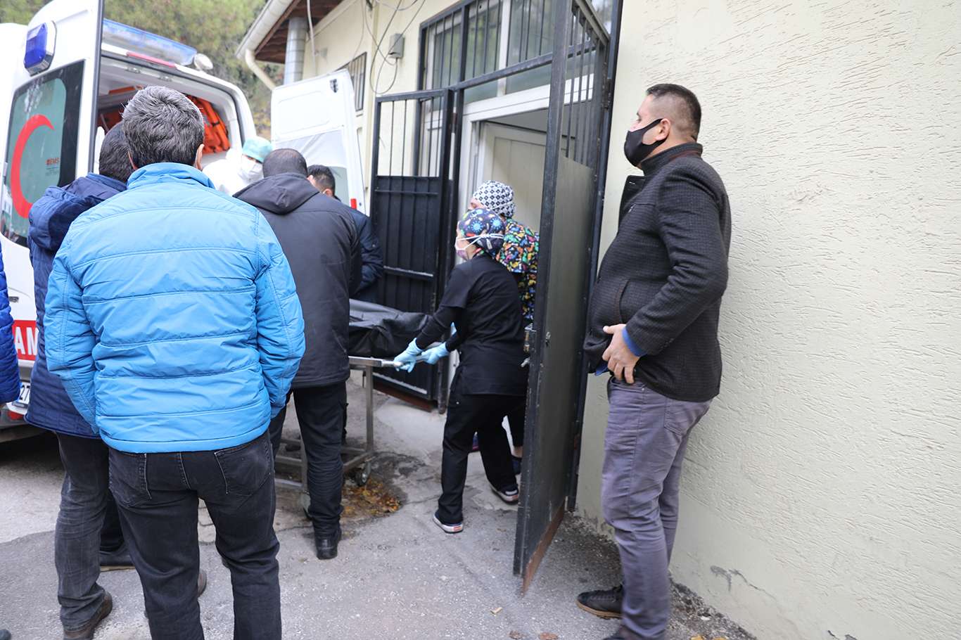 Hastanedeki yangında ölenlerin cenazeleri Adli Tıp Kurumuna kaldırıldı
